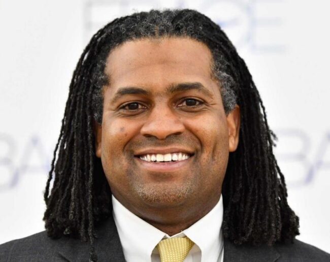 shawn warren headshot